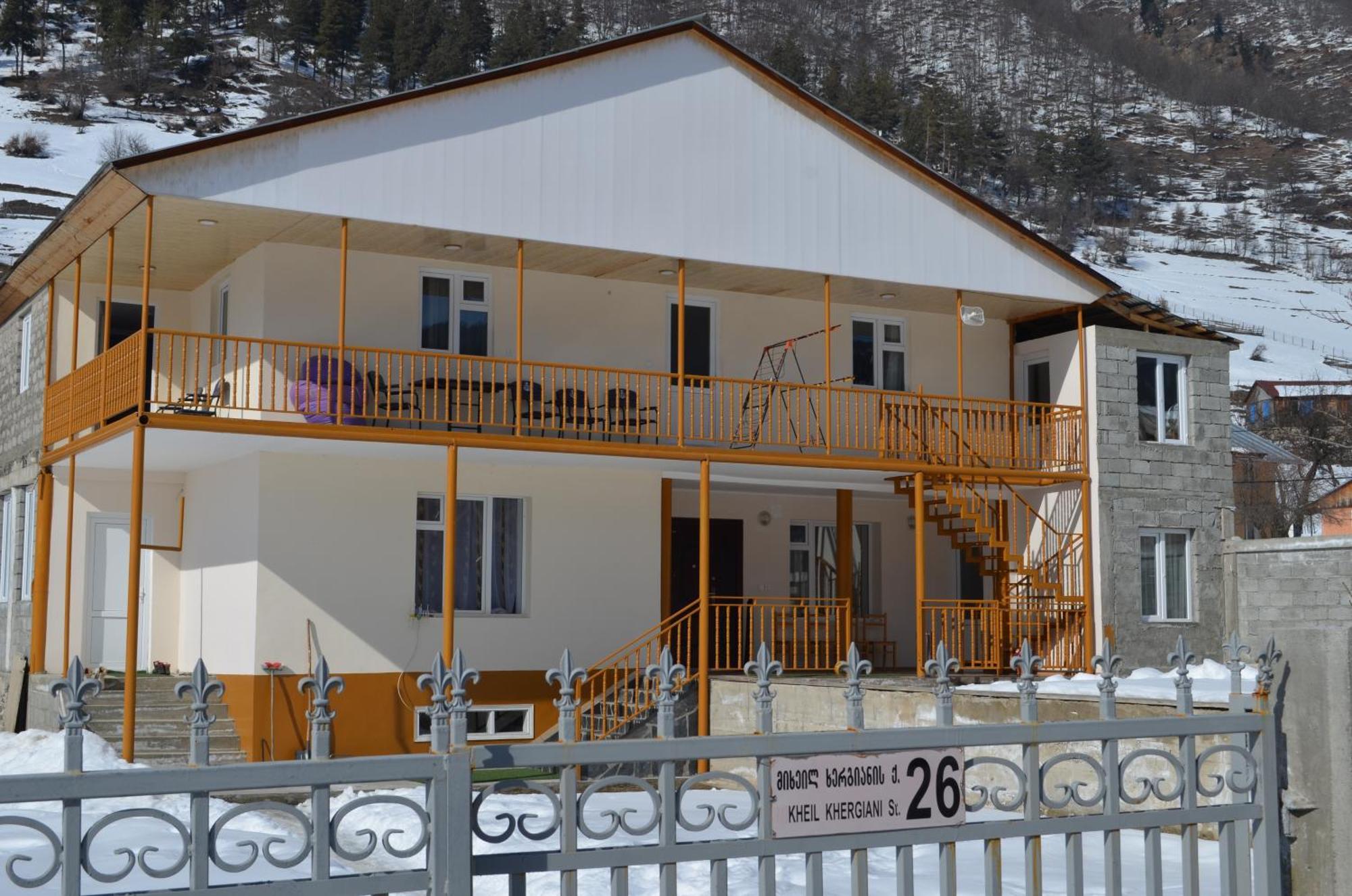 Guesthouse Qarim Местія Екстер'єр фото
